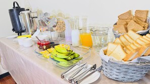 Free daily continental breakfast  - 1825 Stay (La Paz)