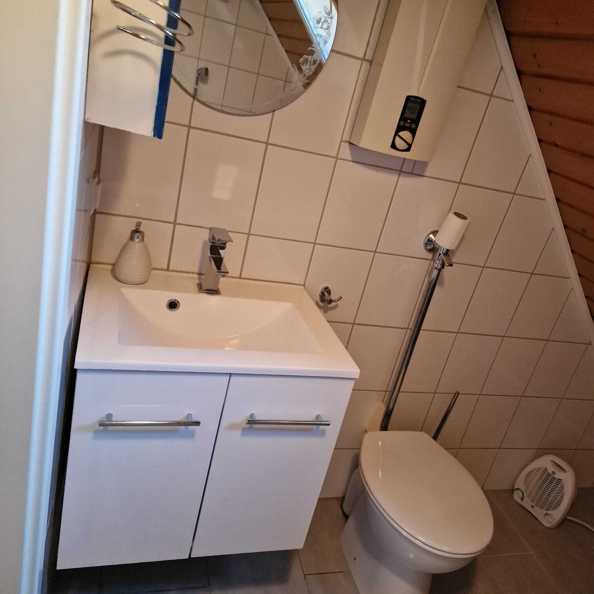 Secadora de cabello, toallas, papel de baño 