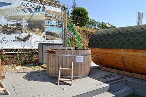 Entorn modern a l'aire lliure amb una estructura de fusta, una piscina i una gran cúpula verda.