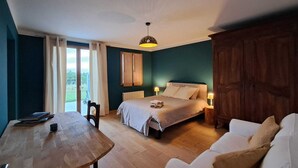 3 soverom, skrivebord, strykejern/-brett og reiseseng for barn