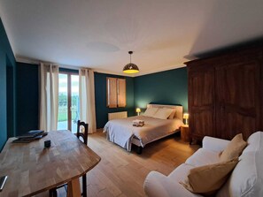 3 habitaciones, escritorio y tabla de planchar con plancha 