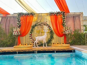 Una piscina al aire libre