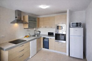 A modern kitchen with a built-in oven, microwave, and dishwasher. - Sunny Apartment for 4 in Vera (Arona)