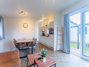 Chalet | Dining - Bright Beachside Base in Burgh-haamstede (Burgh-Haamstede)