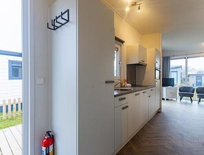 Private kitchen - Bright Beachside Base in Burgh-haamstede (Burgh-Haamstede)