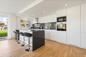 Apartment | Private kitchen - Chic 3-bed Apartment Alcazaba Lagoon (Casares)
