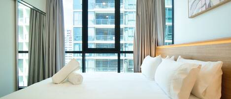 Desk, iron/ironing board, WiFi, bed sheets