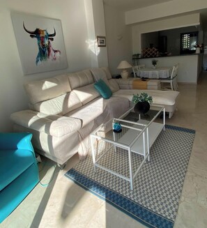 TV - Fully equipped, 100m² large and bright apartment in Manilva  (Manilva)