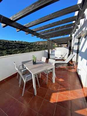 Outdoor dining - Fully equipped, 100m² large and bright apartment in Manilva  (Manilva)