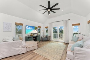 Living area - Book your family get away for spring now! (Port St Joe)