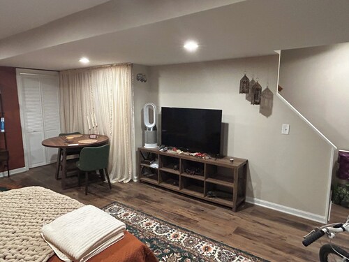Boho Chic Parkside Retreat- 1 Bed Studio. Miles of hiking and water sights!