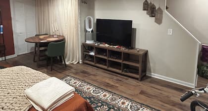 Boho Chic Parkside Retreat- 1 Bed Studio. Miles of hiking and water sights!
