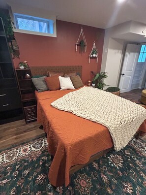 1 bedroom, WiFi, bed sheets - Boho Chic Parkside Retreat- 1 Bed Studio. Miles of hiking and water sights! (Baltimore)