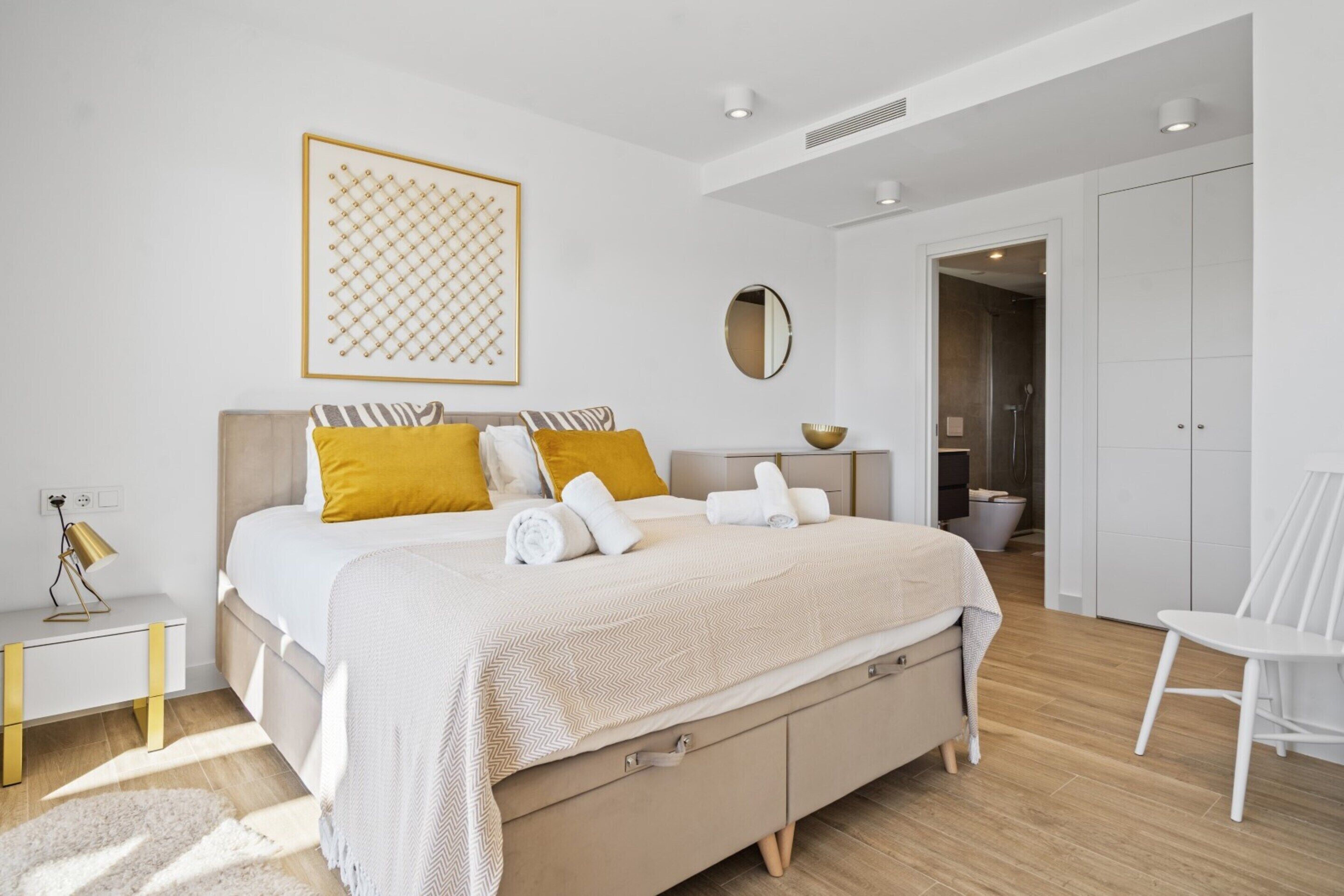 Apartamento | 1 dormitorio y tabla de planchar con plancha