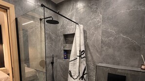 ヘアドライヤー、タオル、石鹸、トイレットペーパー