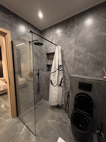 Hair dryer, towels, soap, toilet paper. MONDA APARTMENT 3