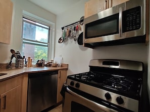 Microondas, horno, parrilla de estufa y lavavajillas