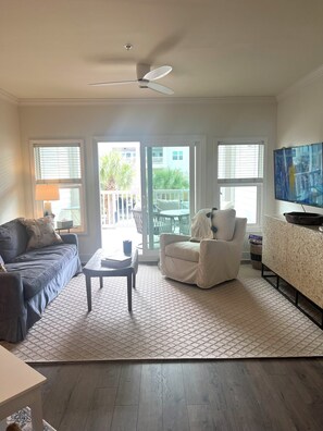 TV - Delightful 2-bedroom renovated condo with AC in charming Charleston (Charleston)