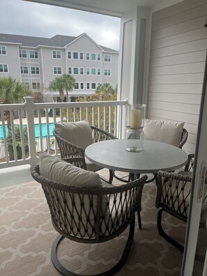Outdoor dining - Delightful 2-bedroom renovated condo with AC in charming Charleston (Charleston)