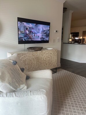 TV - Delightful 2-bedroom renovated condo with AC in charming Charleston (Charleston)