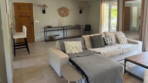 En stue med sofa, sofabord og konsolbord med pynt.