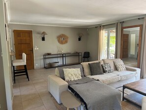 TV, fireplace - La Sécatée - un havre de paix en Provence, au coeur des Alpilles (Orgon)