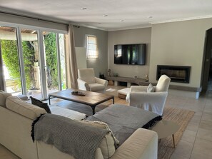 TV, fireplace - La Sécatée - un havre de paix en Provence, au coeur des Alpilles (Orgon)