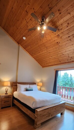 5 bedrooms, iron/ironing board, free WiFi, bed sheets - Ultimate Group Getaway - Cozy Mountain Chalet (Brûlé)
