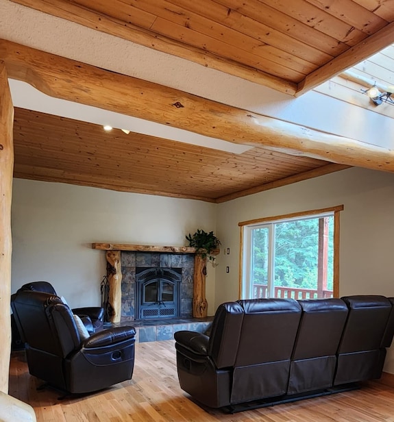 Ultimate Group Getaway - Cozy Mountain Road Chalet - Alberta