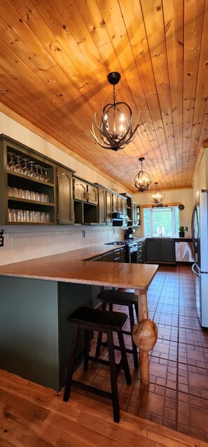 Fridge, microwave, oven, stovetop - Ultimate Group Getaway - Cozy Mountain Chalet (Brûlé)