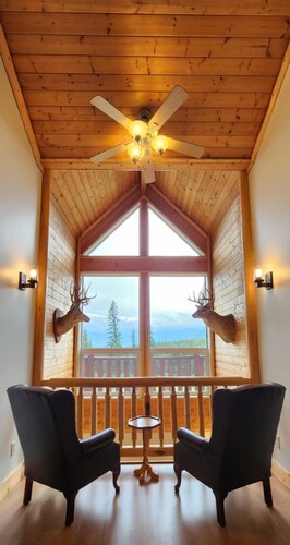 Ultimate Group Getaway - Cozy Mountain Chalet