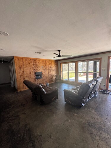 ATTN META WORKERS4 bedroom 2 bath home on private 4 acres 10 MILES FROM META