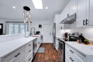 Private kitchen - Spacious, 4-bedroom house with private pool in a walkable location. (San Antonio)