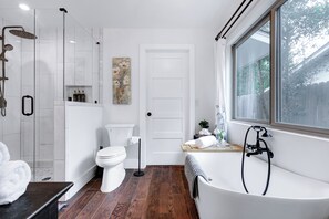 Shower, hair dryer, towels, soap - Spacious, 4-bedroom house with private pool in a walkable location. (San Antonio)