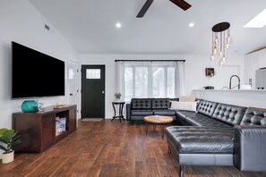 Living area - Spacious, 4-bedroom house with private pool in a walkable location. (San Antonio)