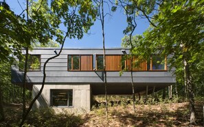 Exterior - The Floating House Water Mill Hamptons, A Cantilevered Architectural Retreat (Water Mill)