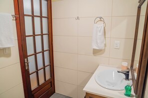 Doccia, asciugacapelli, bidet, asciugamani
