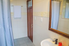 Shower, hair dryer, bidet, towels - Penthouse with two terraces at the Old City [502]. (Montevideo)