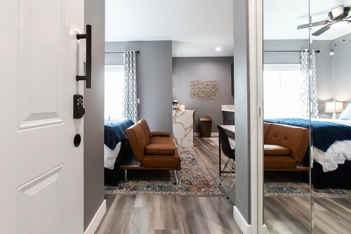 Modern Queen Suite Near Downtown SD