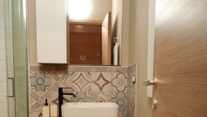 Unclassified image, 4 of 10, button - Rooms with private bathrooms (Rho)