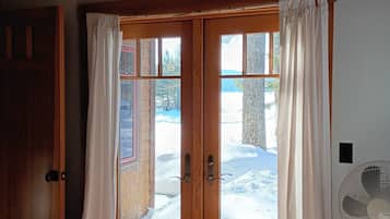 6 bedrooms, iron/ironing board, WiFi, bed sheets