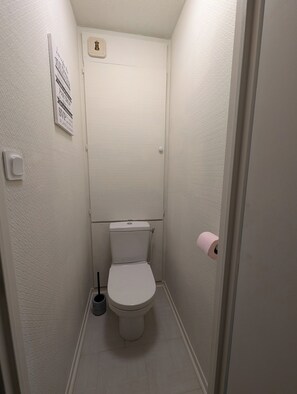 Douche, sèche-cheveux, papier toilette