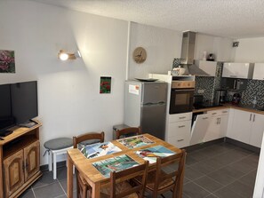 Fridge, microwave, oven, stovetop - Downtown apartment near cable car (Cauterets)