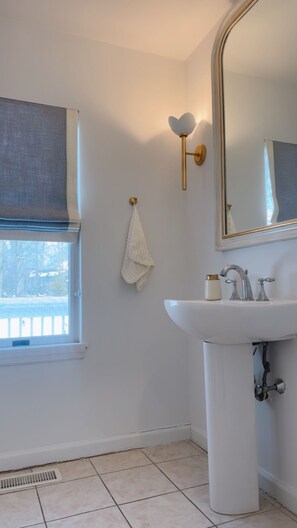 Hair dryer, bidet, towels, soap - Compo Beach access gated private house in Westport (Westport)