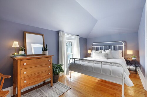 Art filled One Bedroom in the heart of Almonte with parking