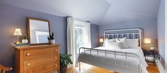 Art filled One Bedroom in the heart of Almonte with parking
