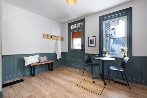 Art filled One Bedroom in the heart of Almonte with parking