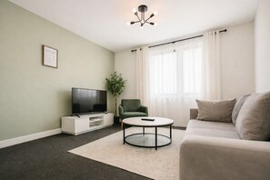 Smart TV, books - Media City Sleeps 4 Free Parking (Salford)