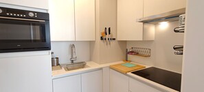 Kaffetrakter/tekoker, kjøleskap, mikrobølgeovn og ovn