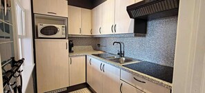 Fridge, microwave, oven, stovetop - Sea View Studio Alisa (Blankenberge)